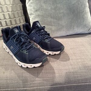 Men's On running  Cloudswift  Athletic Shoe size M8.5